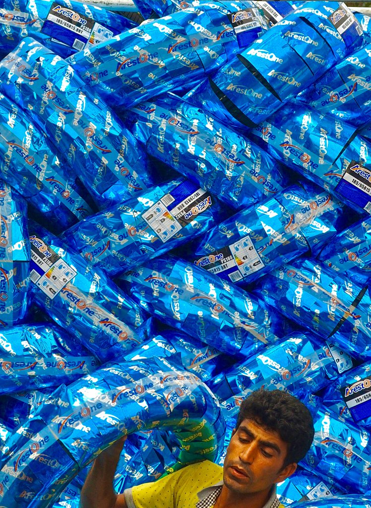 Blue Tires Handeling Face